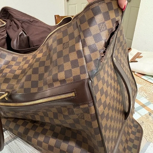 Louis Vuitton Travel Bag - Picture 6 of 16